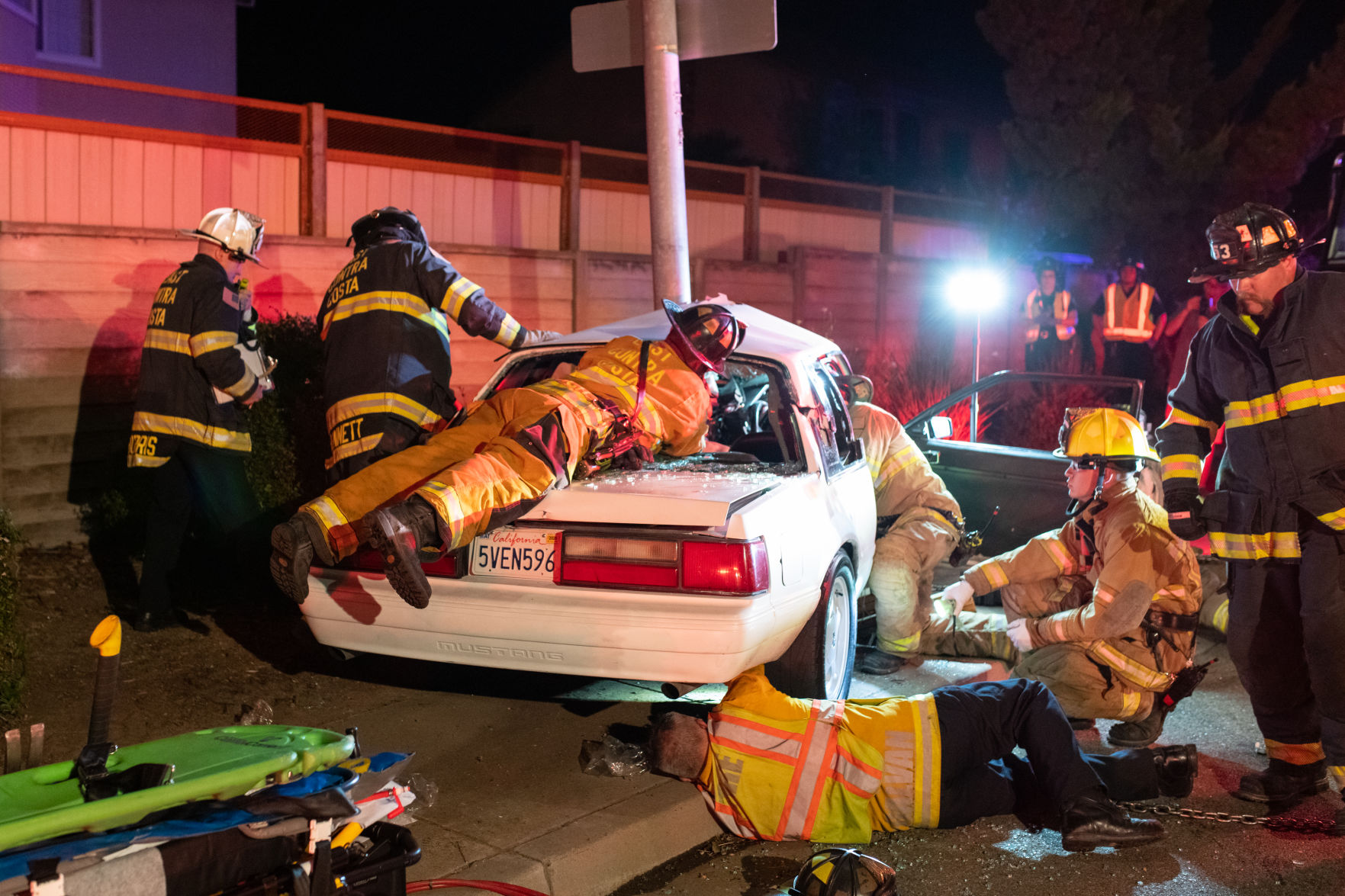Car strikes light pole in Oakley